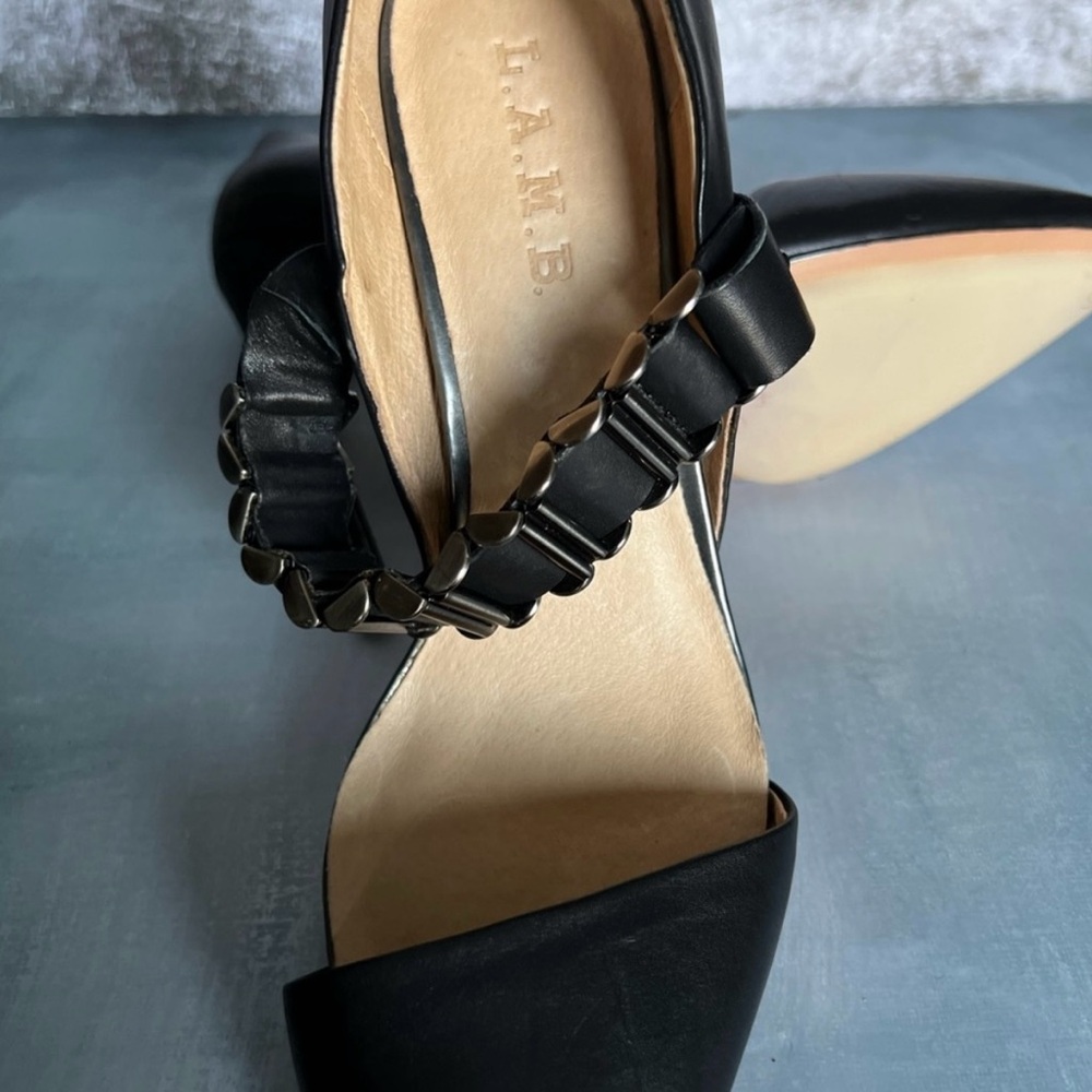 Black Leather Pump Heels Pointy Toes with a Chain Detail - Picture 2 of 10